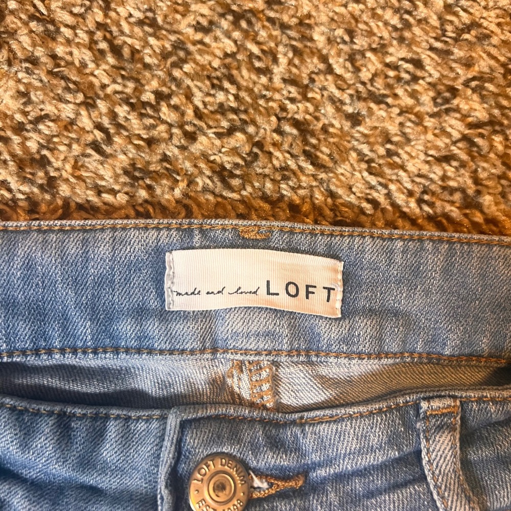 LOFT The Curvy Kick Crop Jeans Light Wash Frayed Hem Size 10 - Picture 2 of 7
